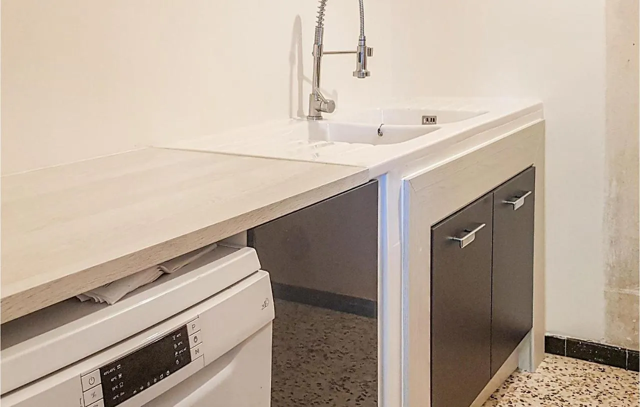 2 Bedroom Beautiful Home In Avignon
